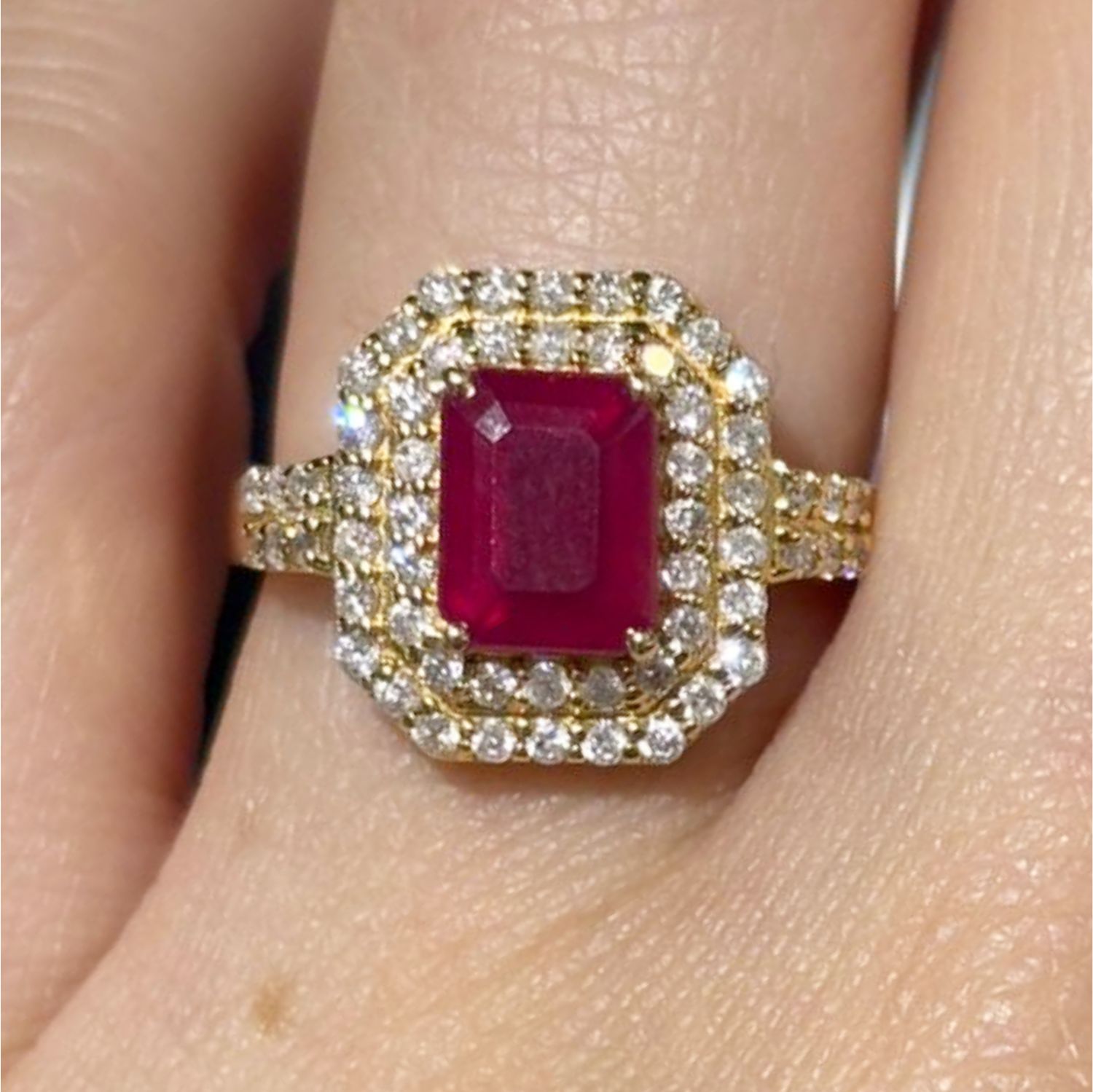 ​Anillo Rubí y Diamantes