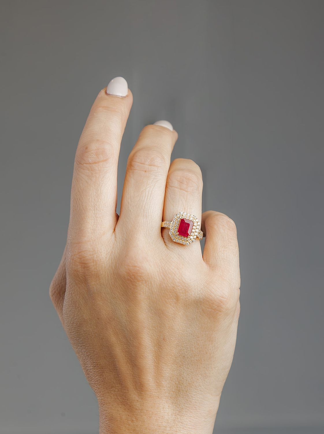 ​Anillo Rubí y Diamantes