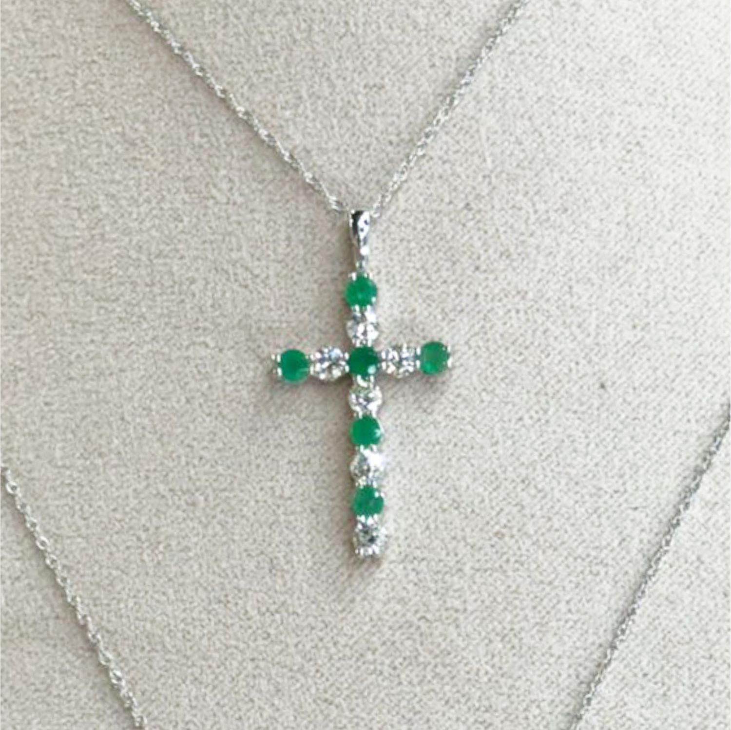 Collar Cruz Esmeraldas y Diamantes