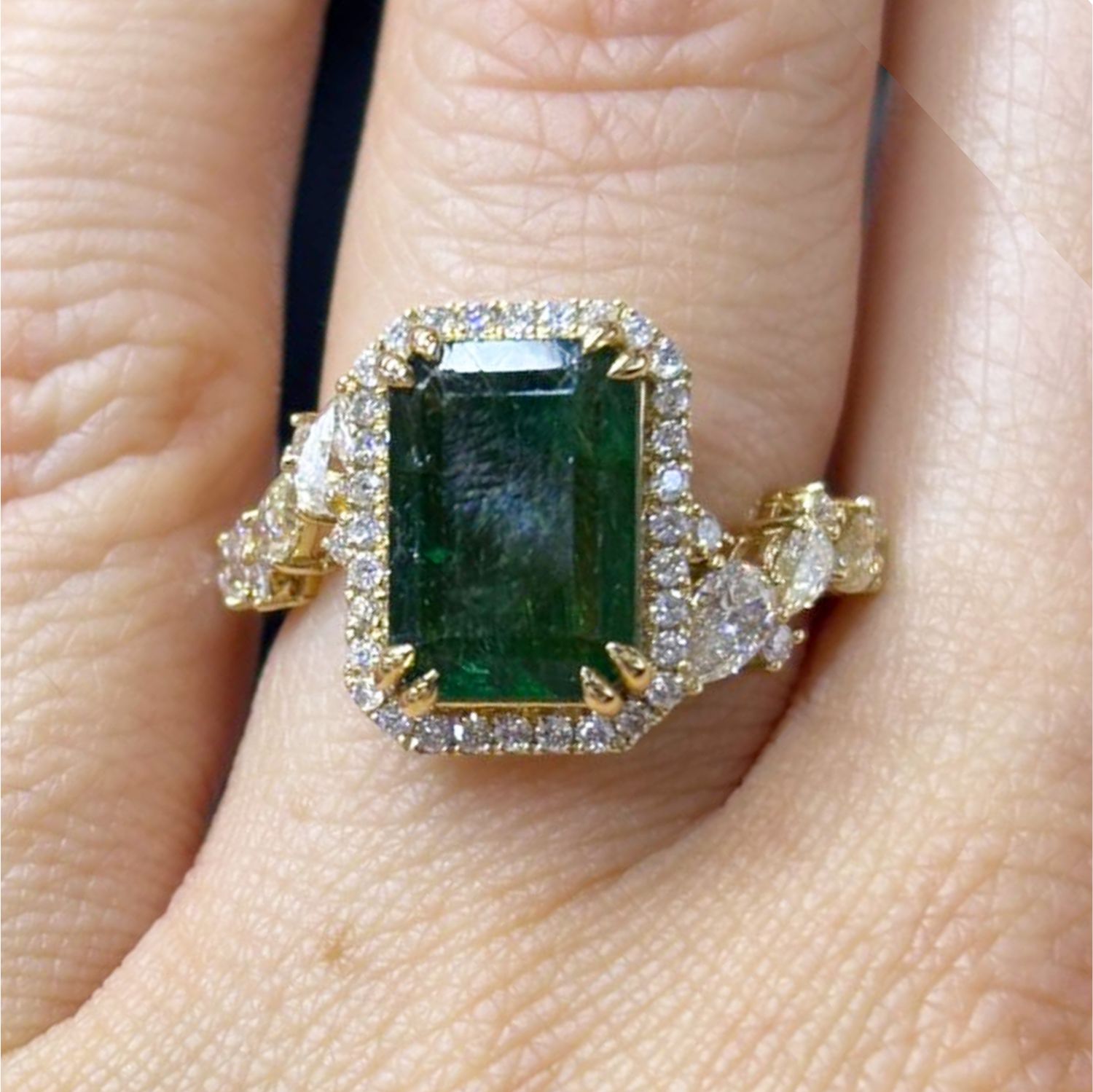 ​Anillo Esmeralda y Diamantes