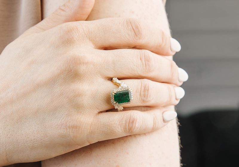 ​Anillo Esmeralda y Diamantes
