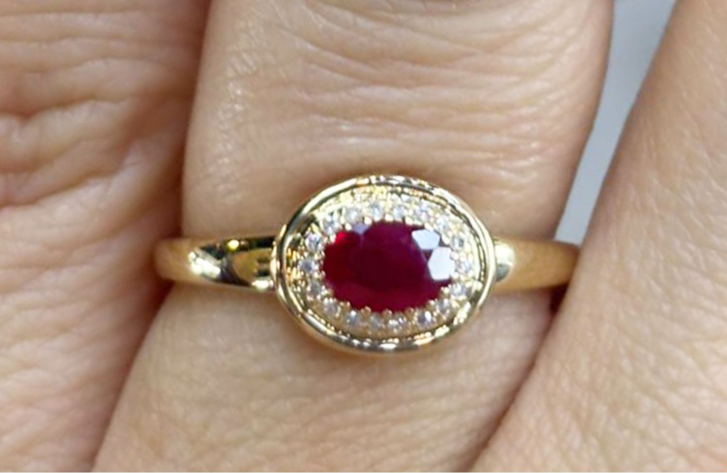 ​Anillo Rubí y Diamantes