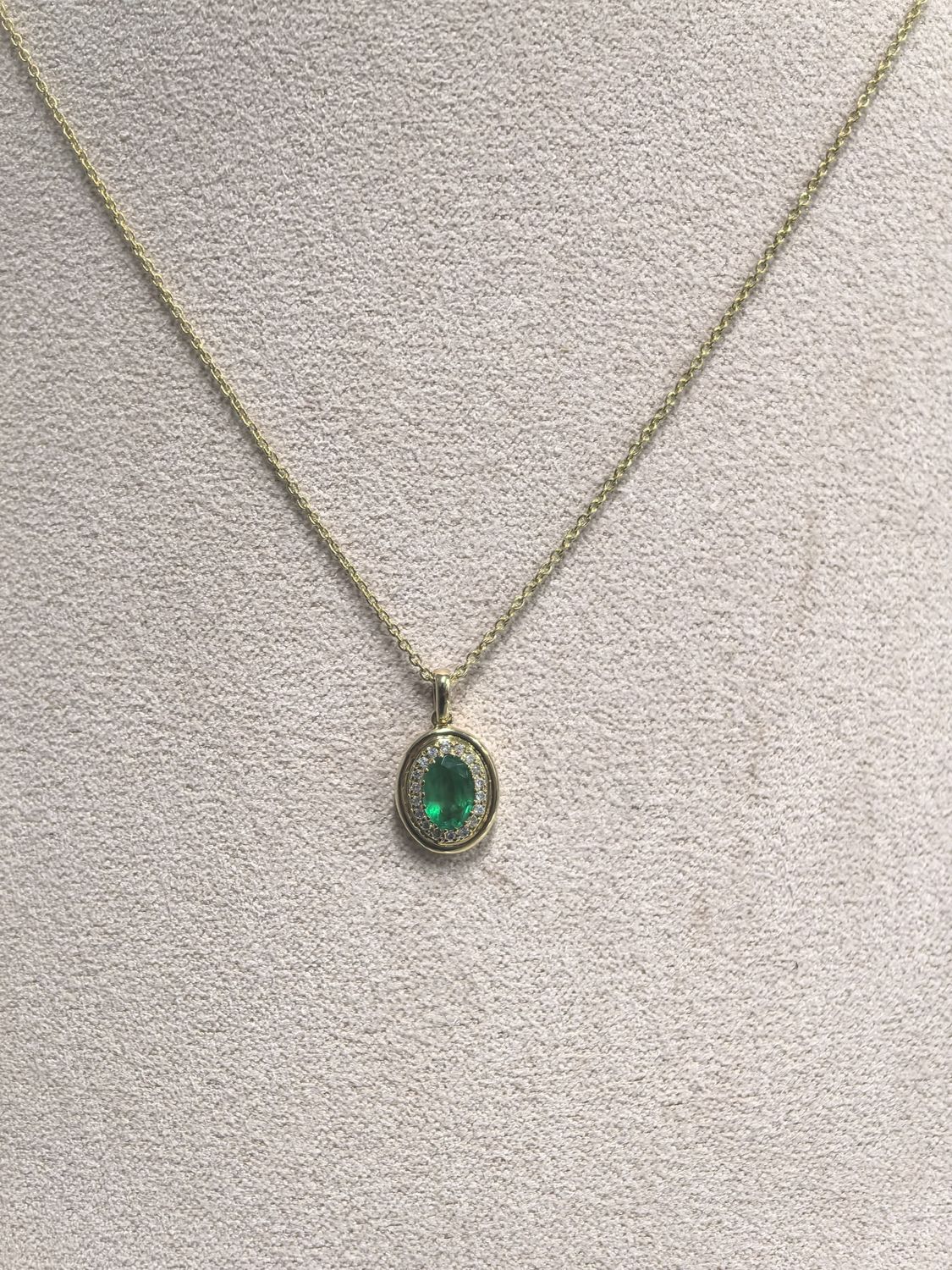 Collar Esmeralda y Diamantes