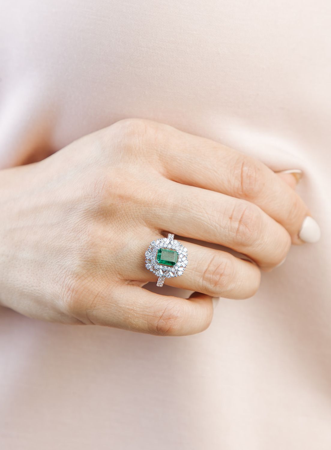 Anillo Esmeralda y Diamantes