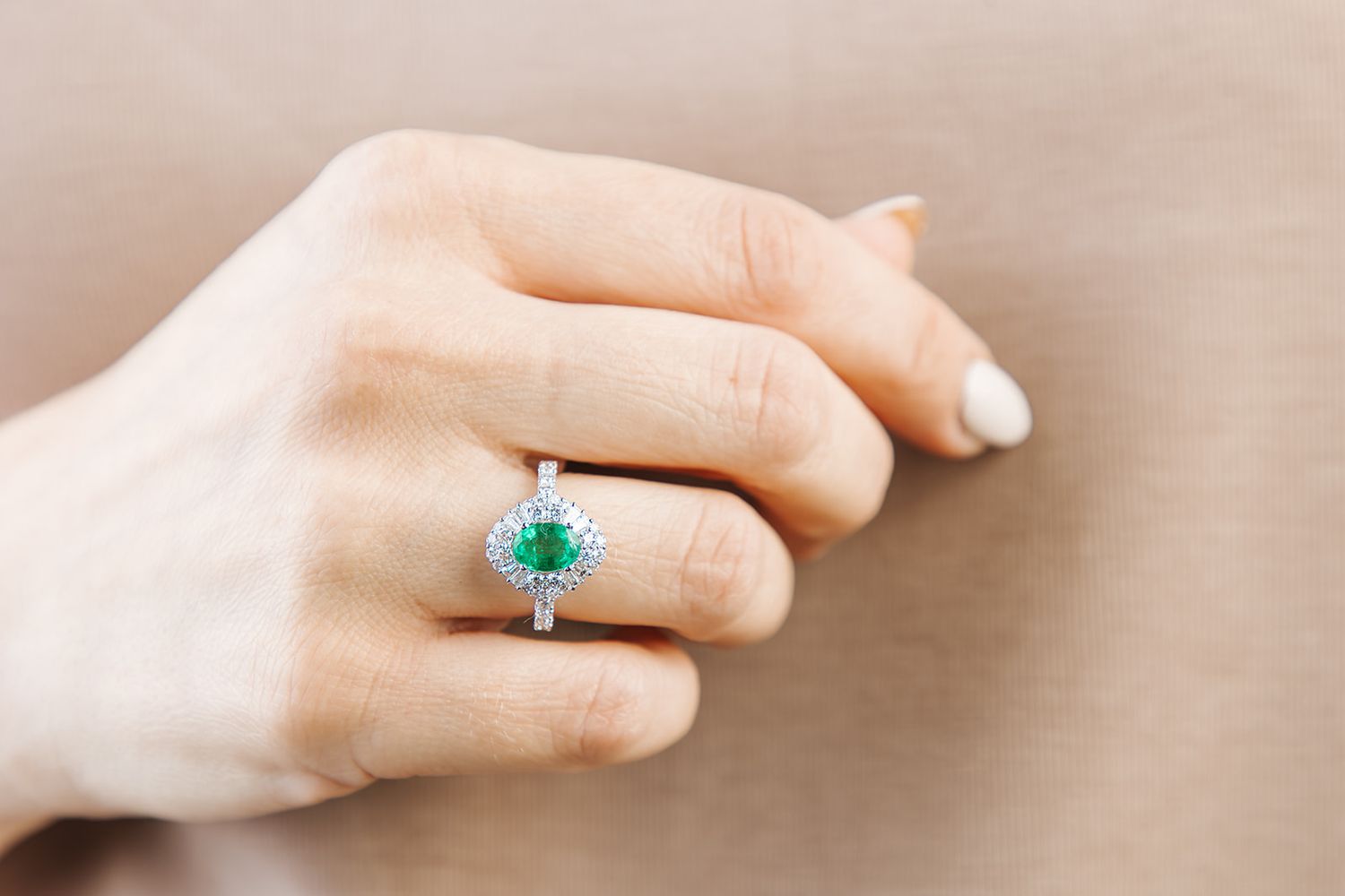 Anillo Esmeralda y Diamantes