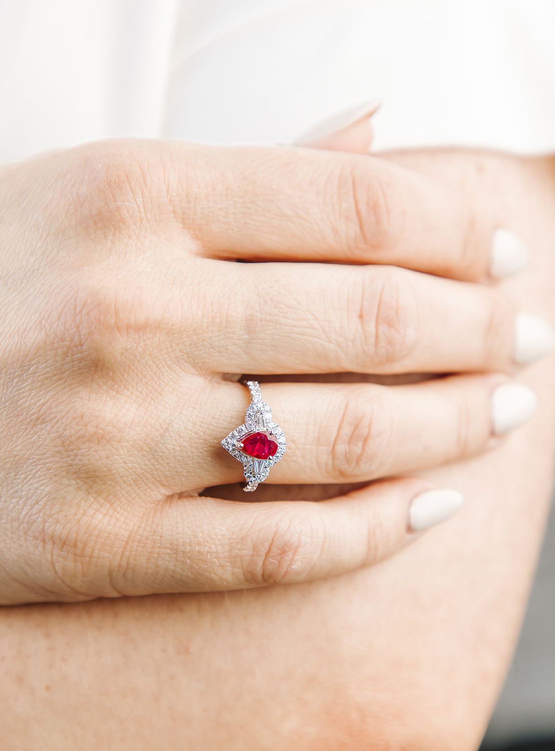 Anillo Rubí Gota y Diamantes