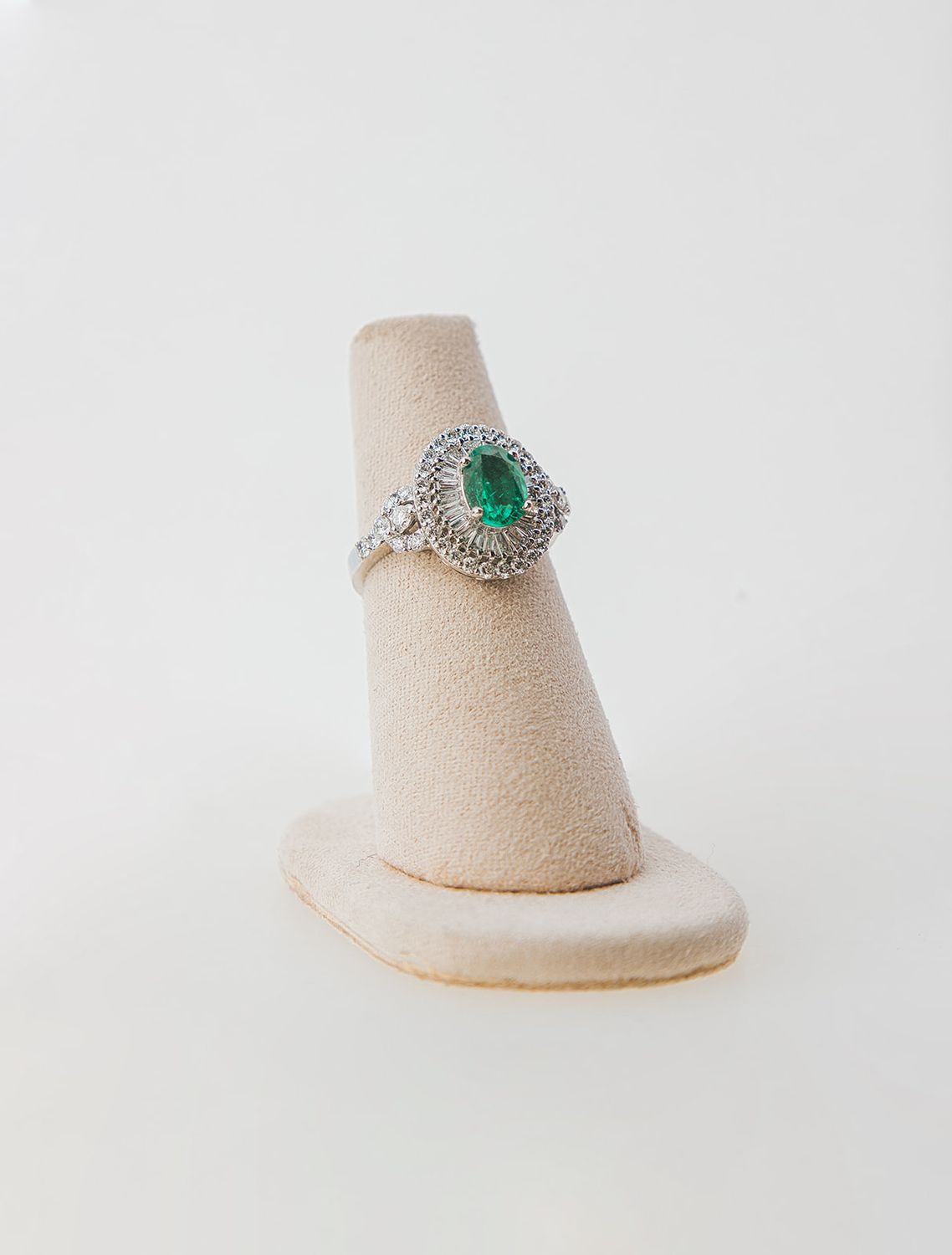 Anillo Esmeralda y Diamantes