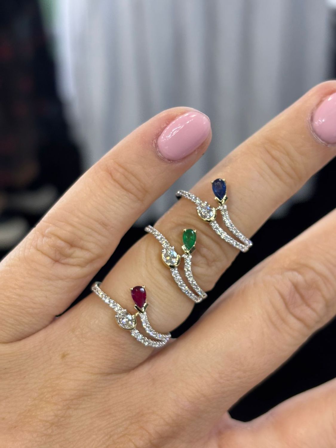Anillo Rubí, Zafiro o Esmeralda y Diamantes