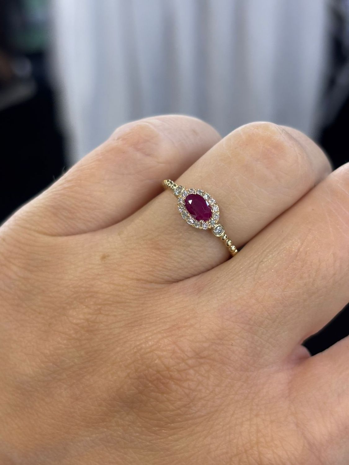 Anillo Rubí y Diamantes