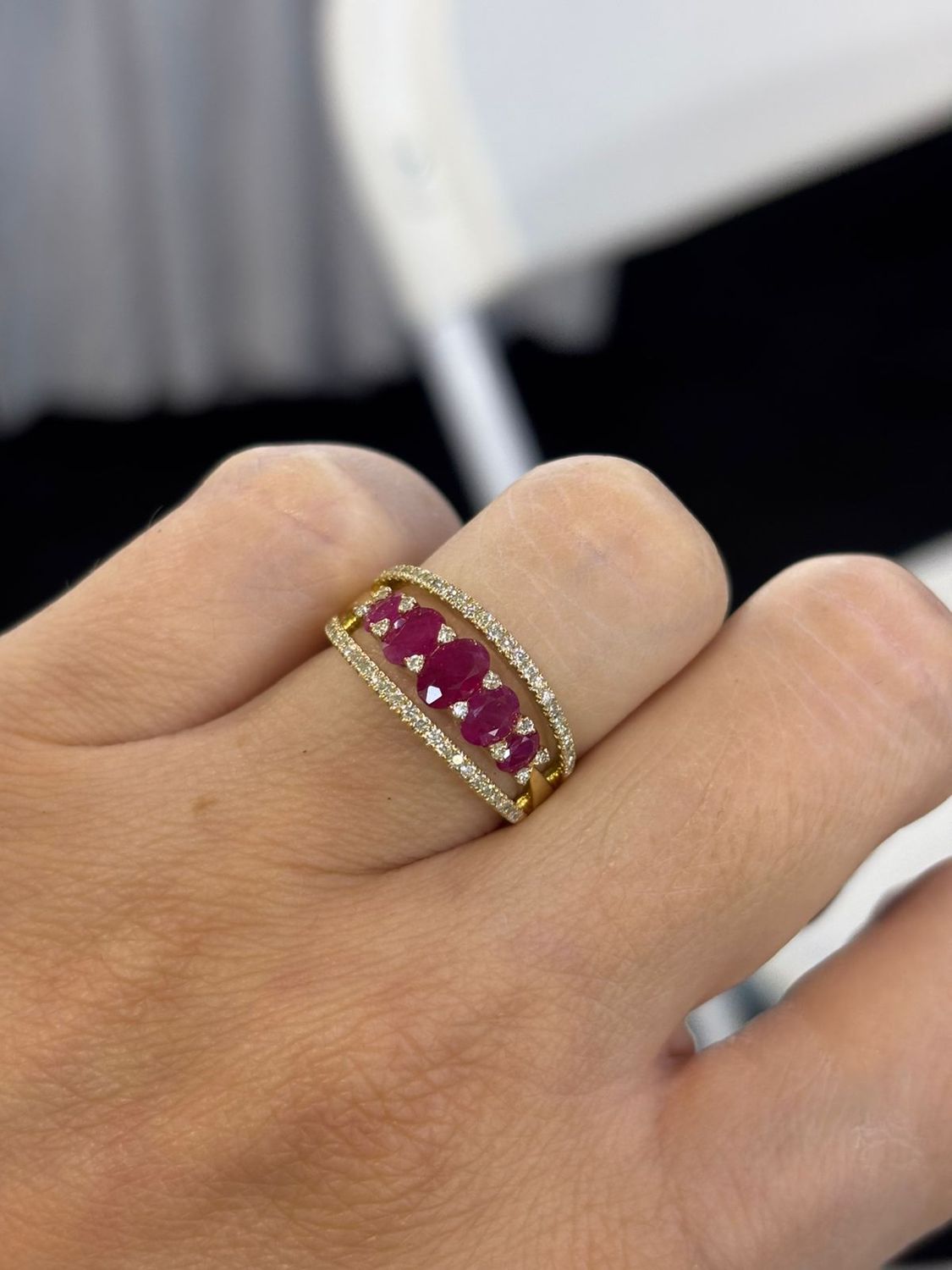 ​Anillo Rubíes y Diamantes