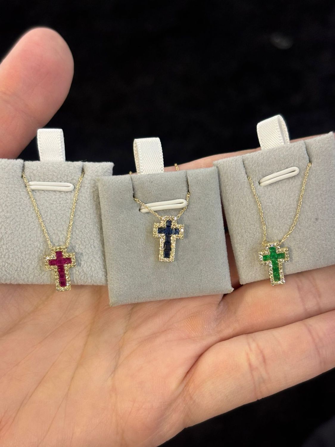Collar Cruz con Rubíes, Zafiros o Esmeraldas y Diamantes