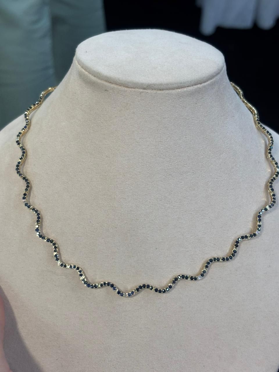 ​Collar Rígido Zafiros o Esmeraldas