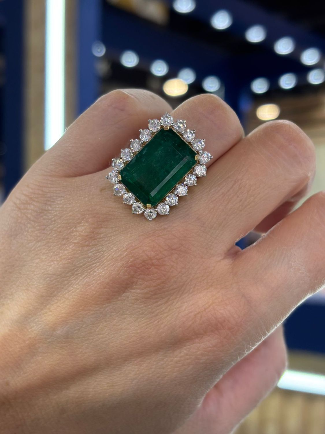 Anillo Esmeralda y Diamantes