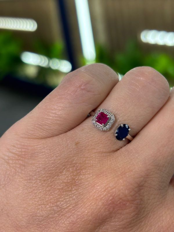​Anillo Rubí, Zafiro y Diamantes