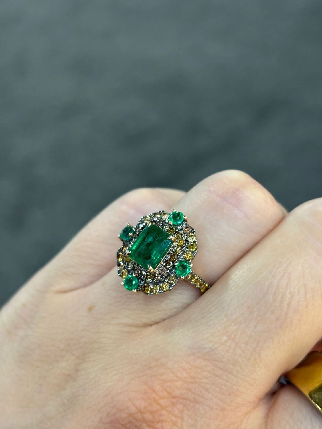 ​Anillo Esmeralda y Diamantes