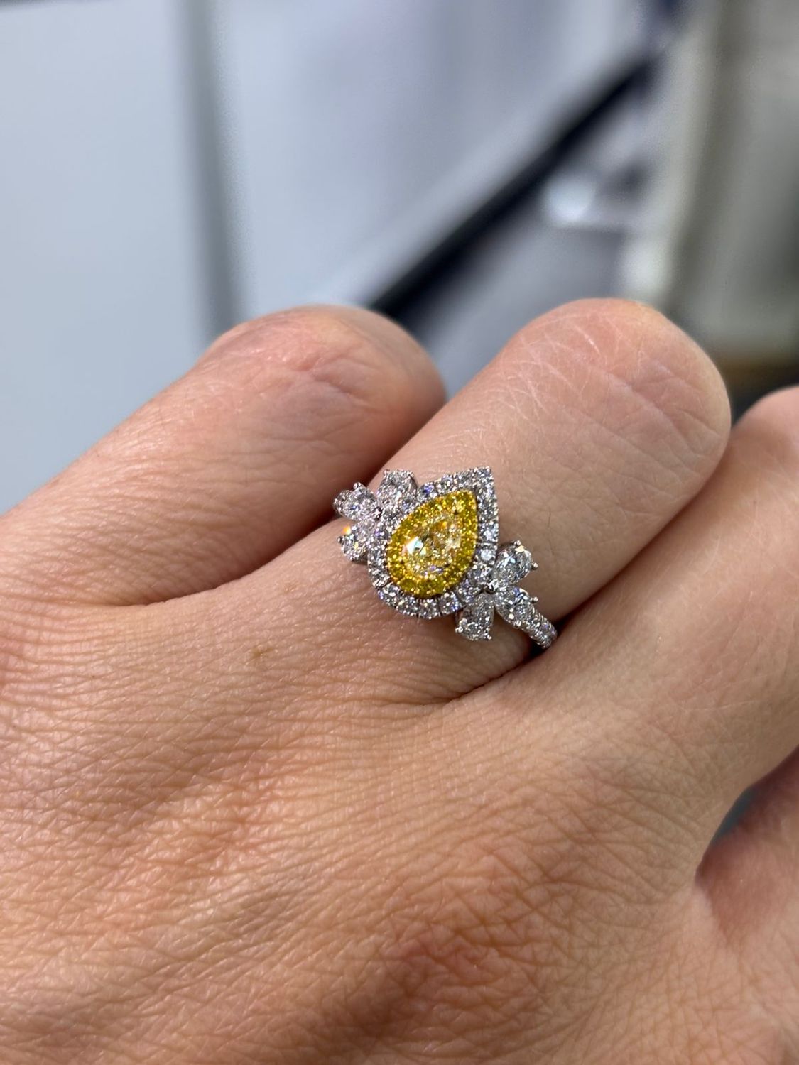 ​Anillo Diamantes Amarillos y Blancos