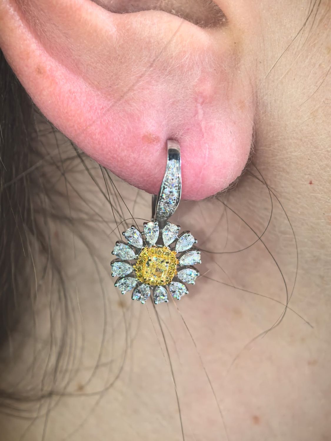 ​Aretes Flor Diamantes Amarillos y Blancos