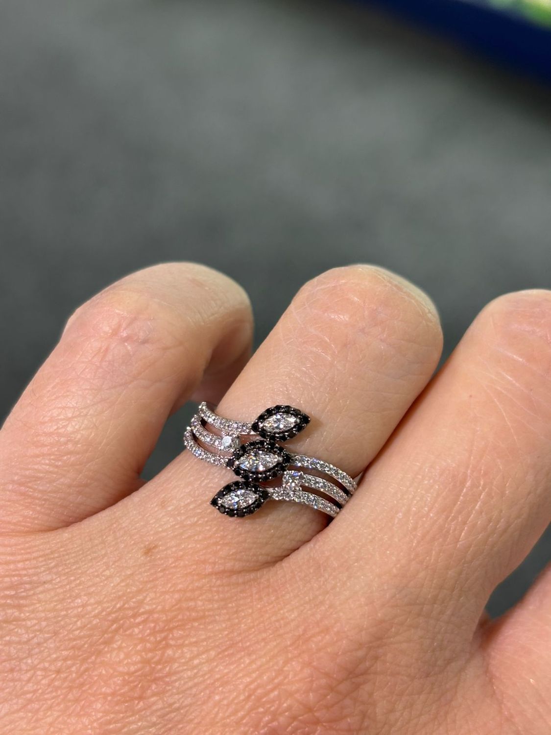 ​Anillo Diamantes Negros y Blancos