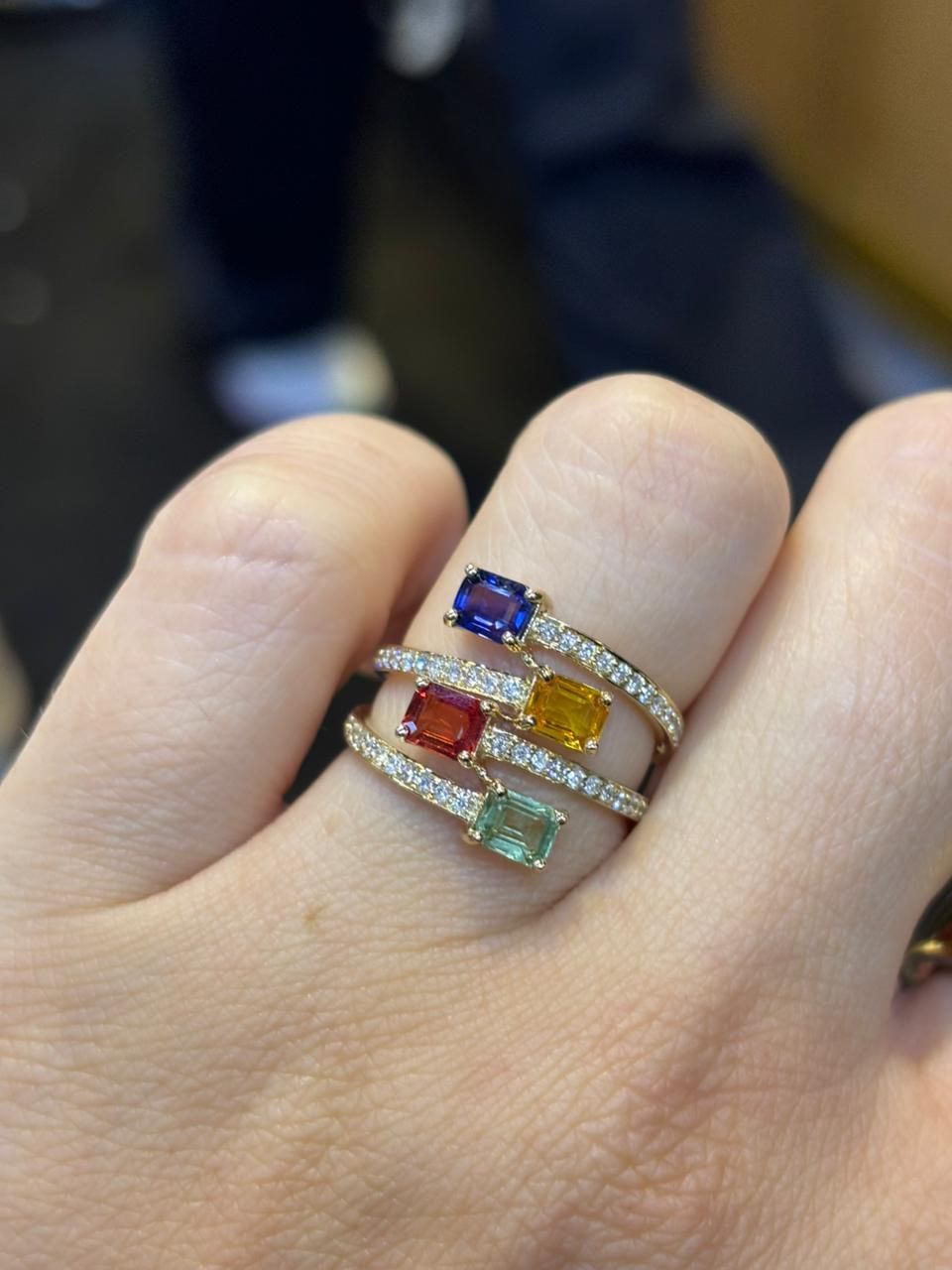 ​Anillo Zafiros Multicolor y Diamantes