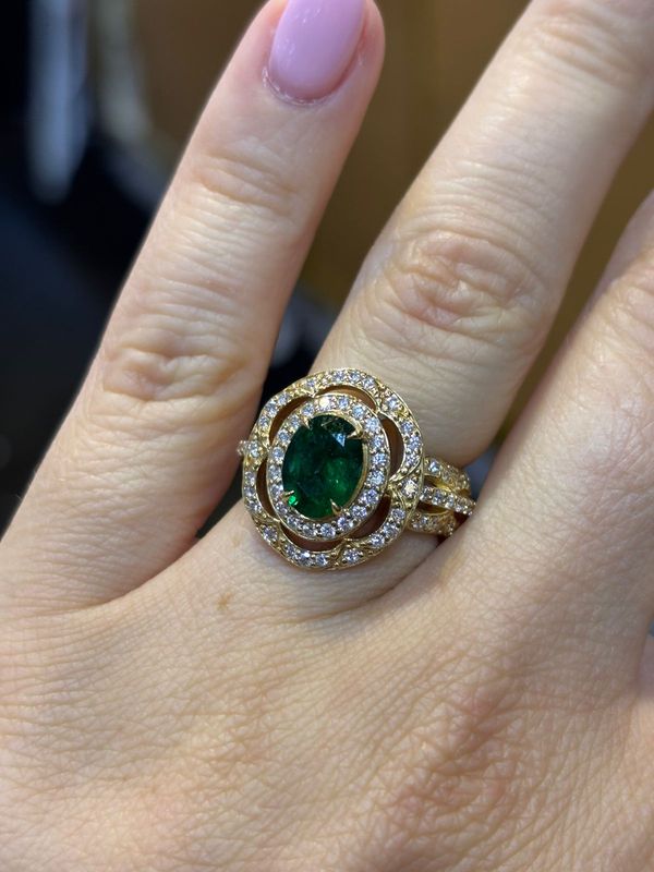 ​Anillo Esmeralda y Diamantes