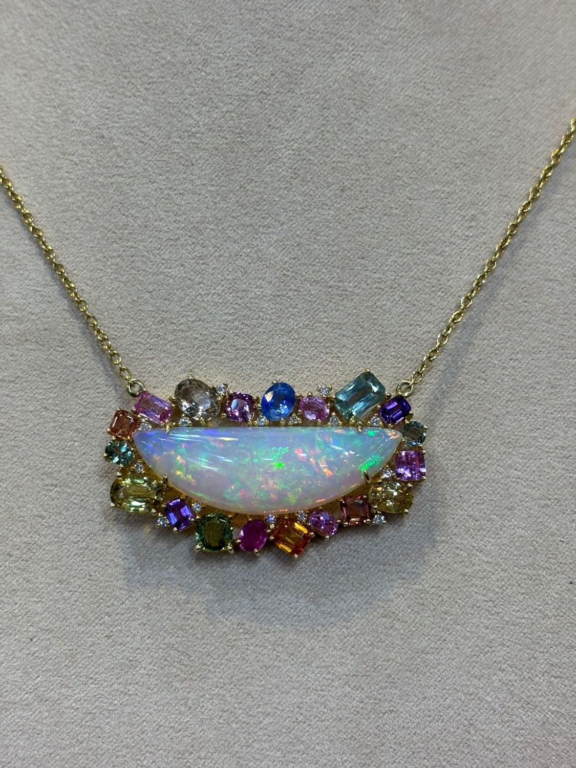 Collar Opalo, Zafiros Multicolor y Diamantes