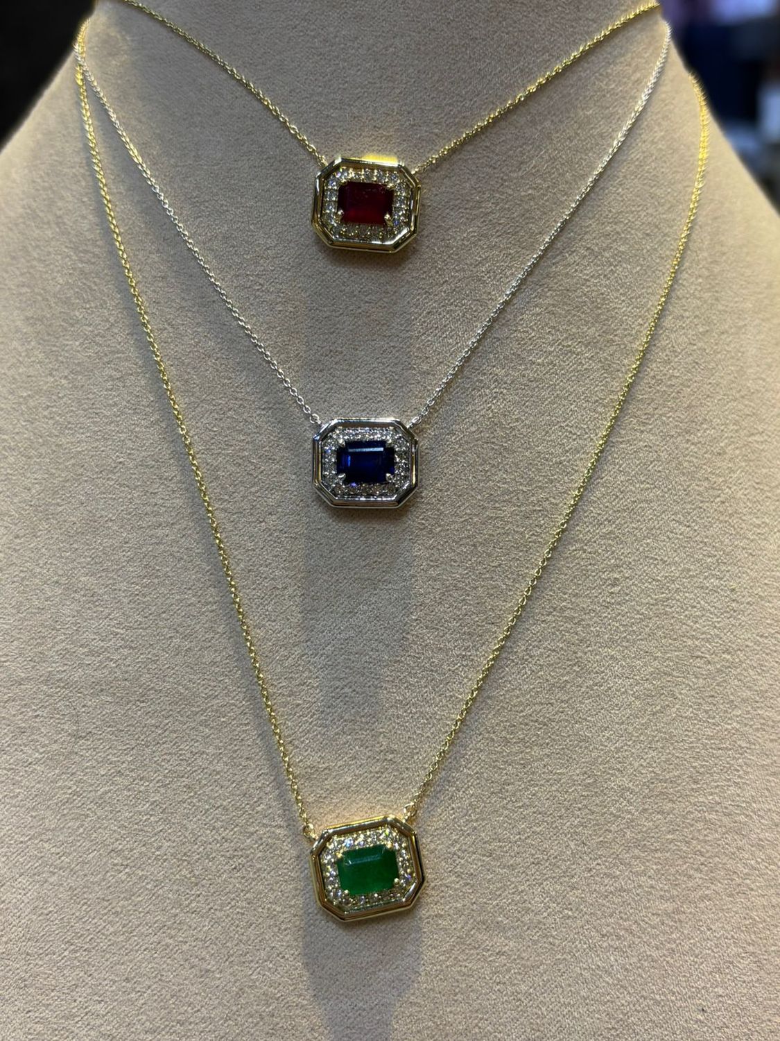 ​Collar Esmeralda, Zafiro o Rubí y Diamantes