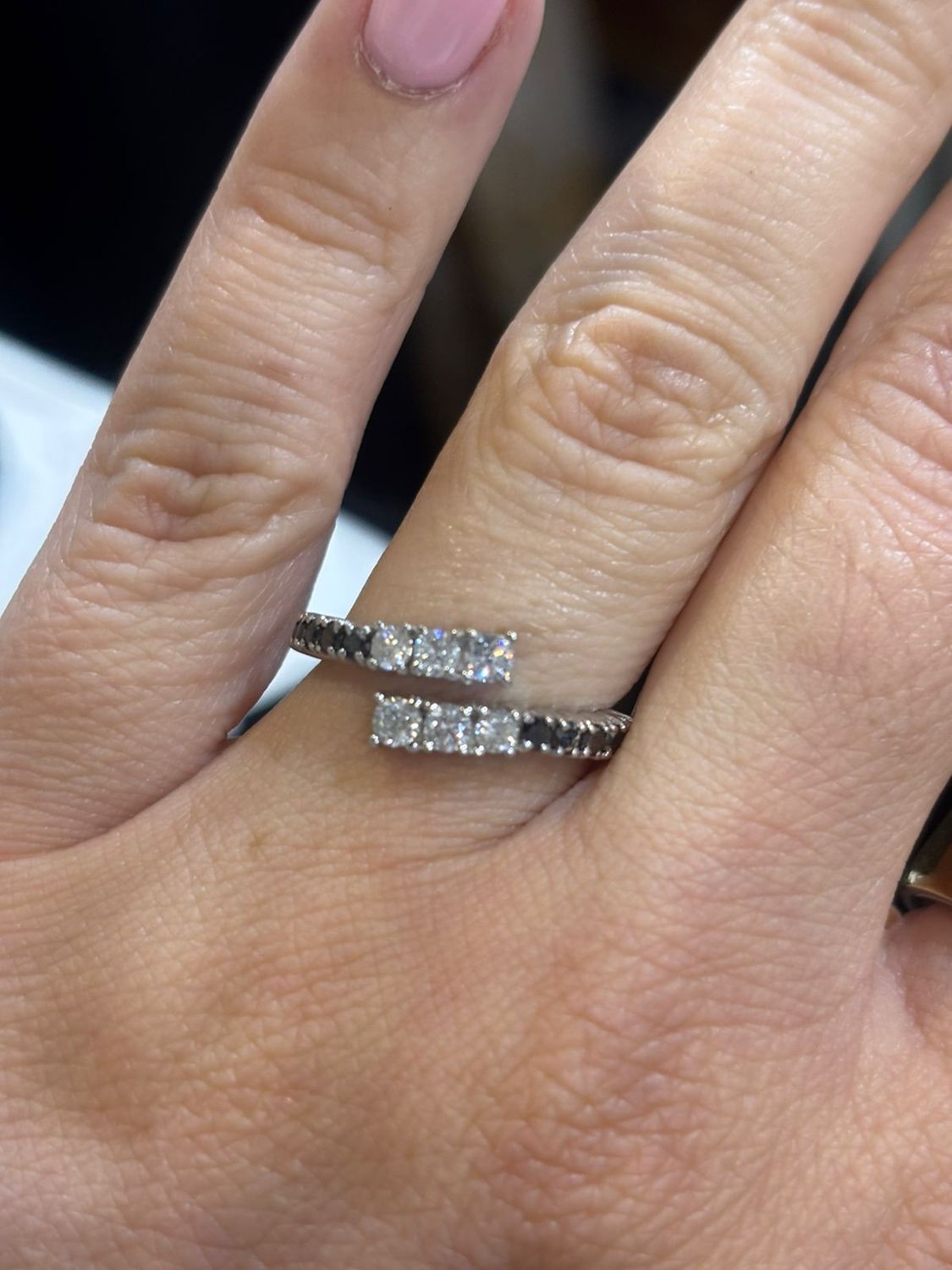 ​Anillo Diamantes Negros y Blancos