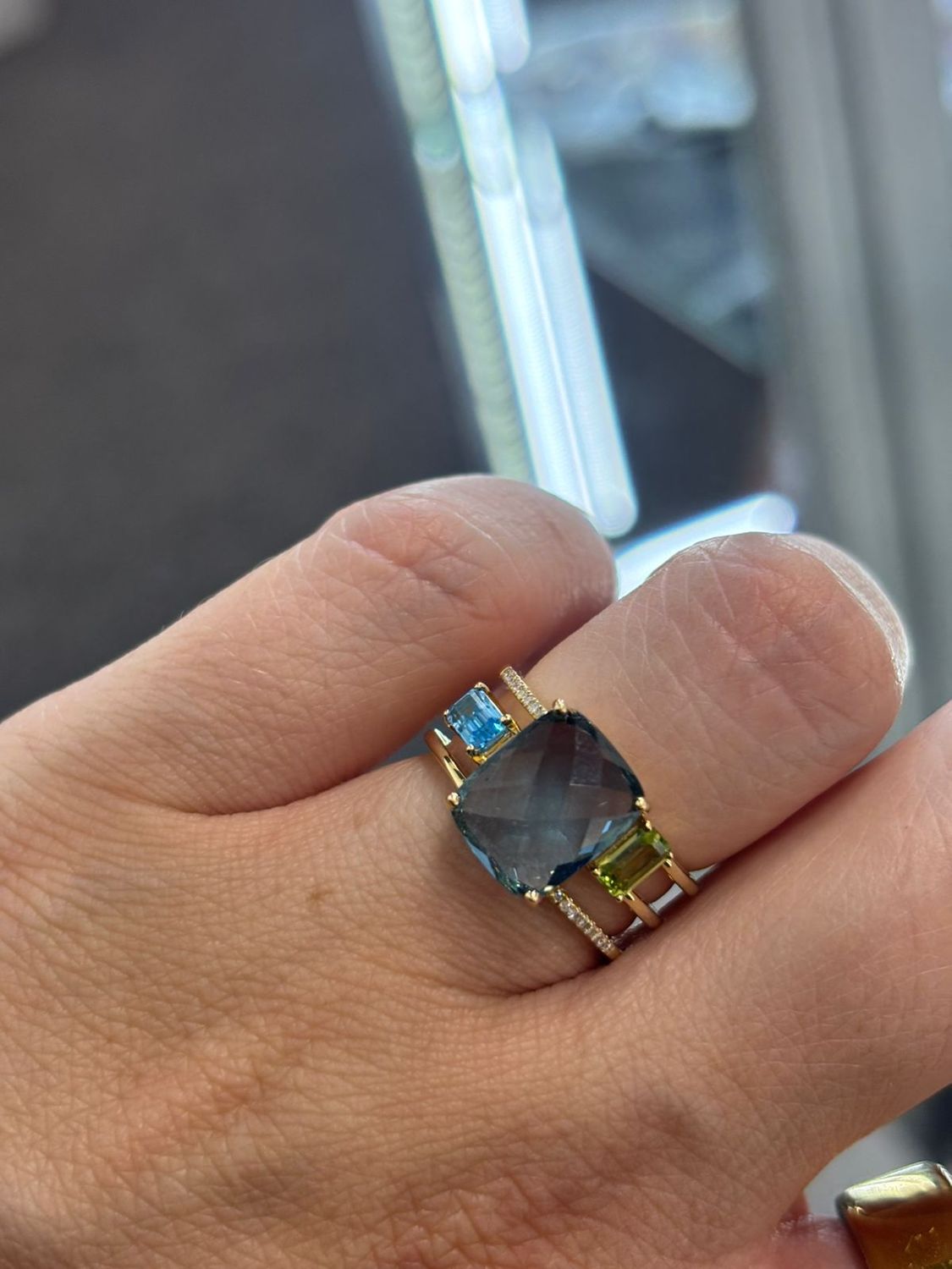 ​Anillo Topacio London Blue, Topacio Azul, Peridoto y Diamantes