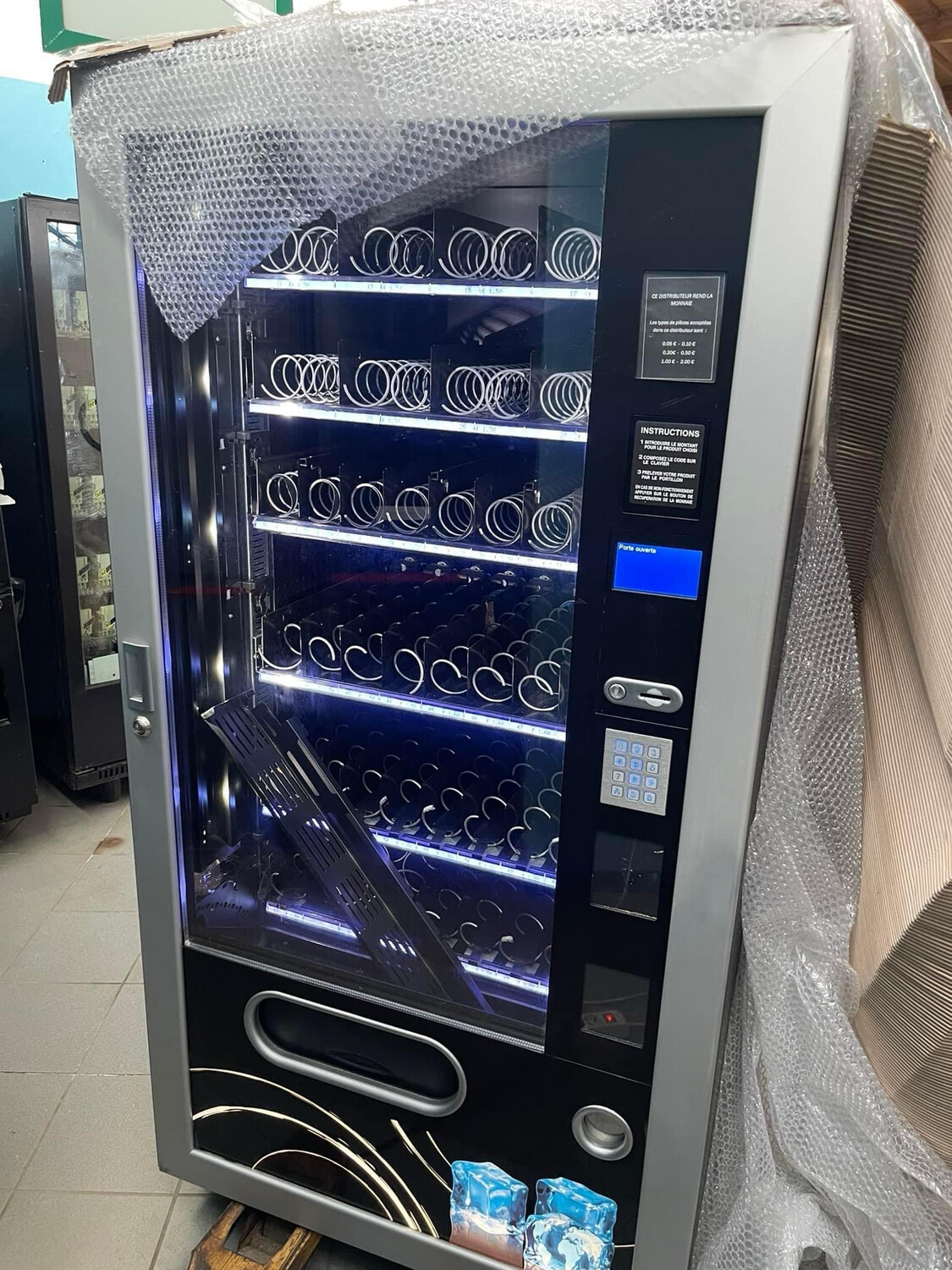 Distributore automatico FAS 900 con barre a led usato distributore automatico vending machine