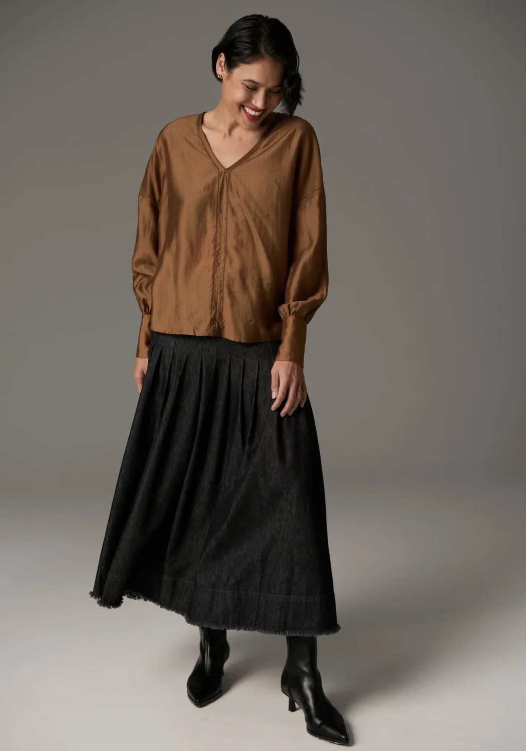 Rhea V Neck Shirt (+ colours)