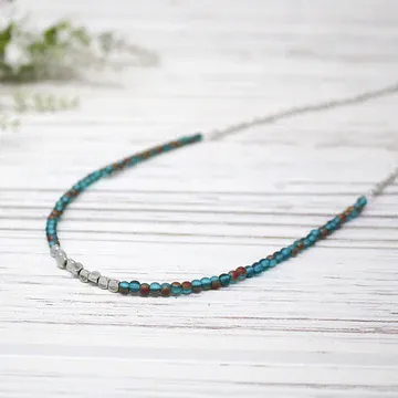 🇨🇦 Ombre and Metal Bead Necklace