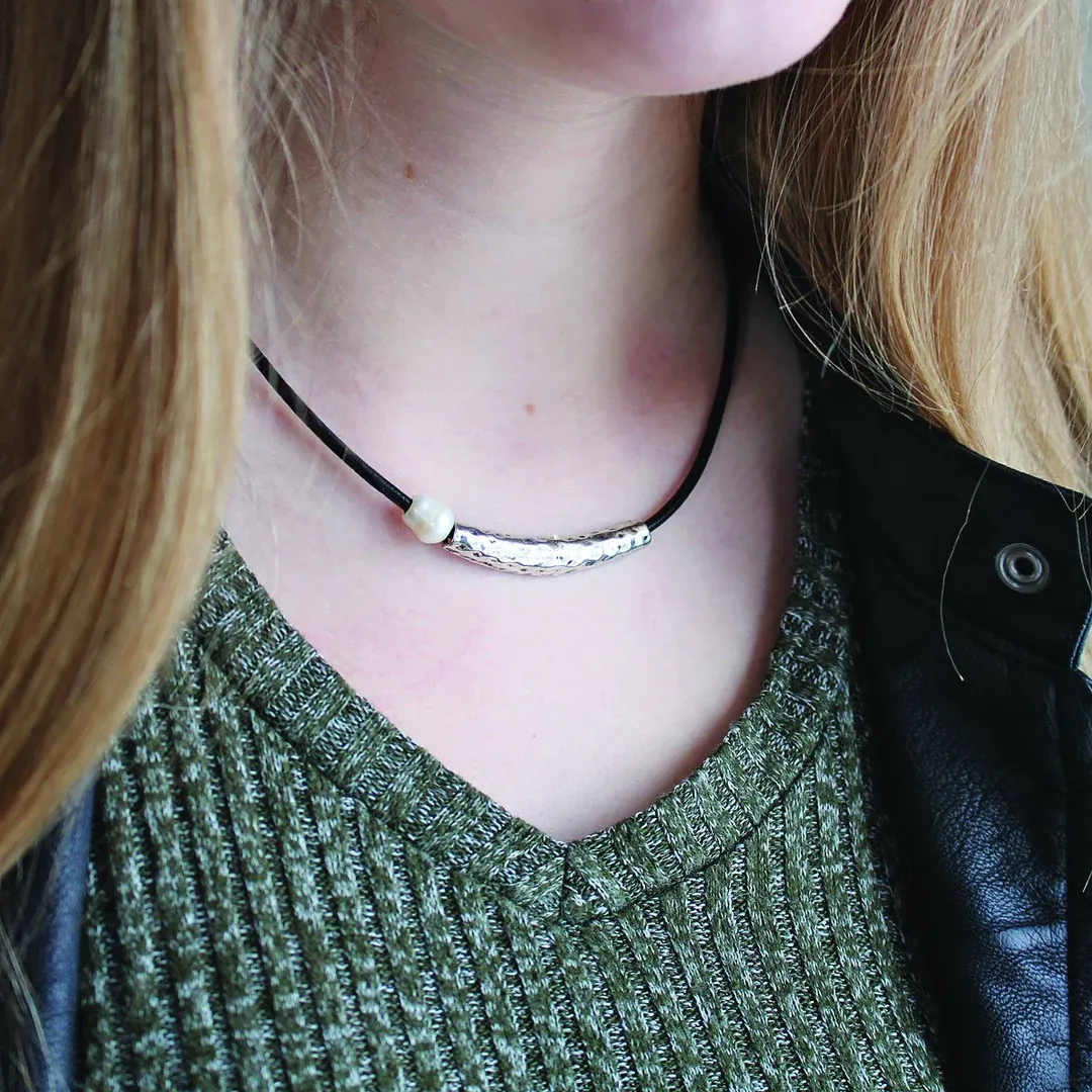 🇨🇦 Hammered Pendant + Pearl Necklace