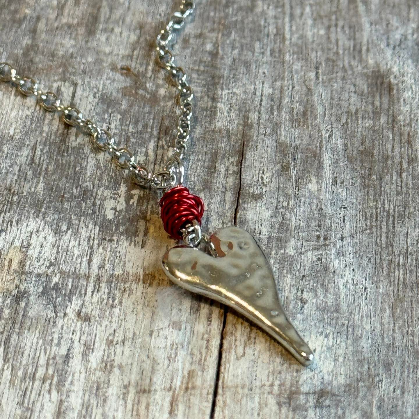 🇨🇦 Hammered Heart &amp; Wire Necklace, Red
