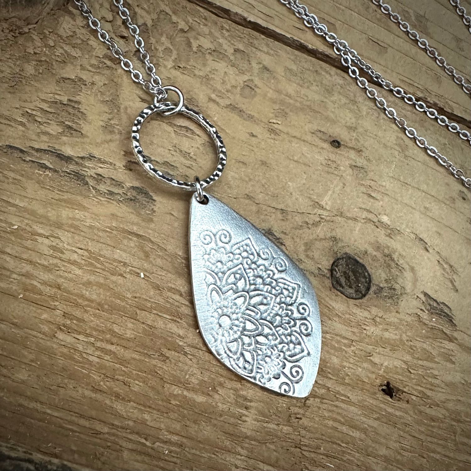 🇨🇦 Large Teardrop Mandala Necklace