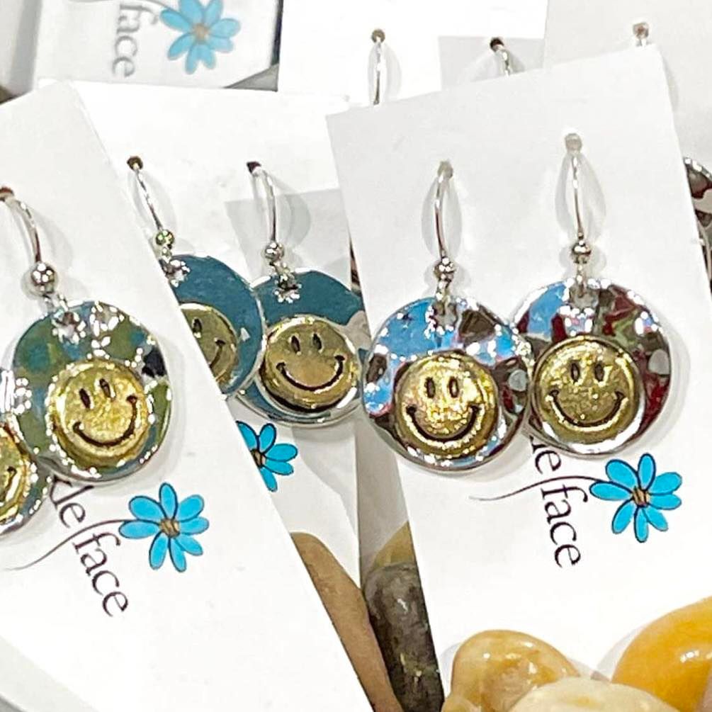 🇨🇦 Happy Face Earrings