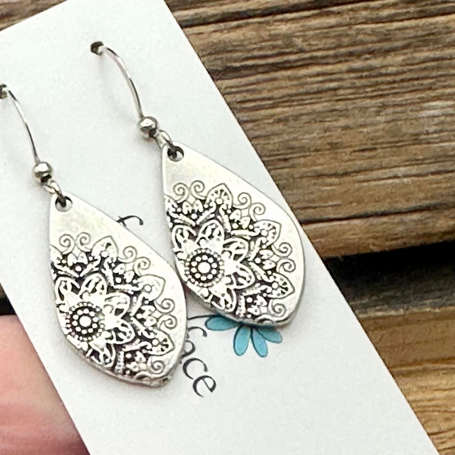 🇨🇦 Embossed Teardrop Earrings