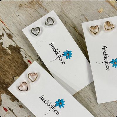 🇨🇦 Open Heart Stud Earrings (2 colours)