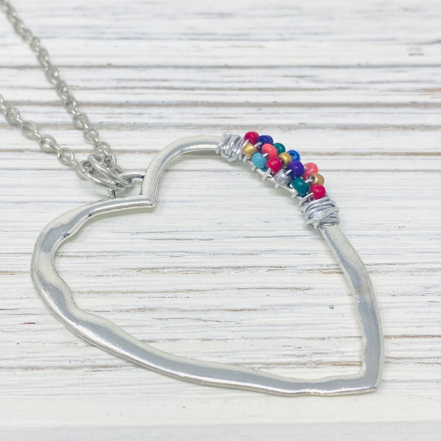 🇨🇦 Large Wavy Beaded Heart Necklace