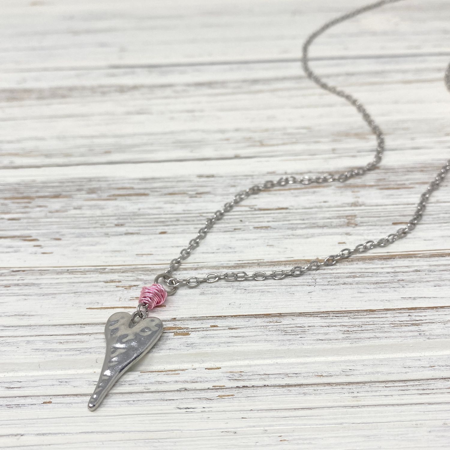 🇨🇦 Hammered Heart &amp; Wire Necklace, Pink