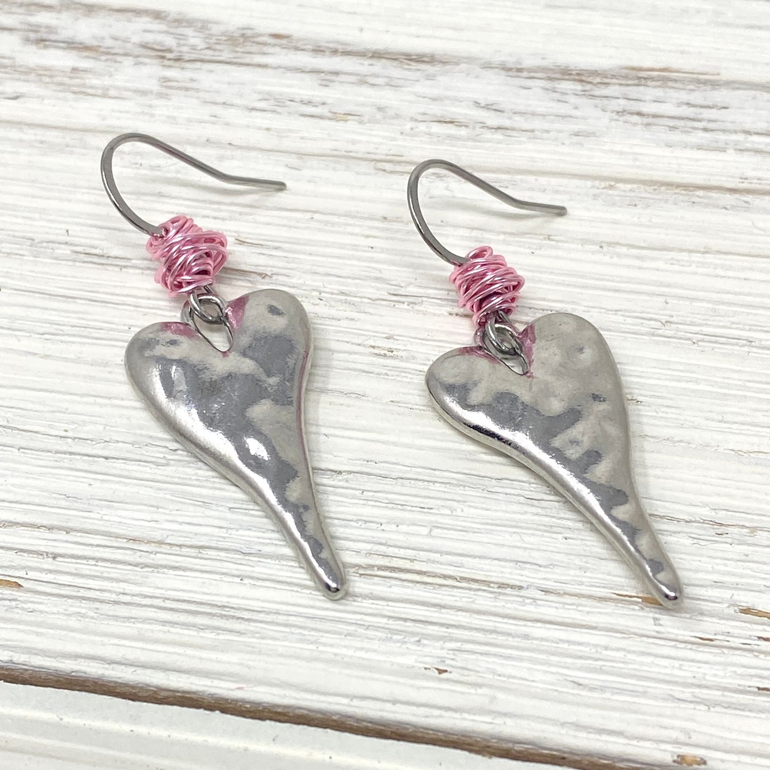 🇨🇦 Hammered Heart, Wire Top Earrings, Pink