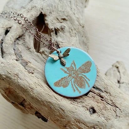 🇨🇦 Bee Necklace