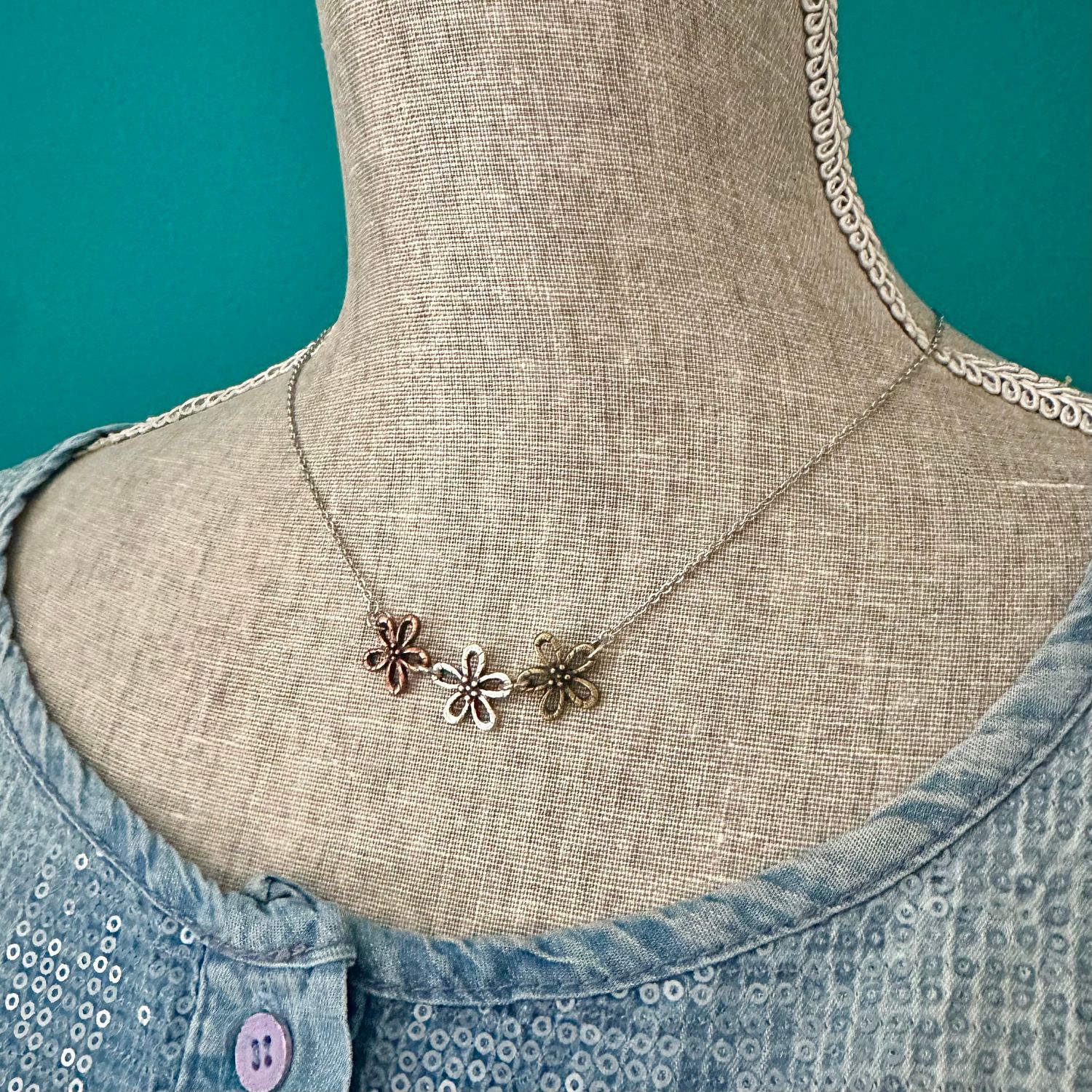🇨🇦 Mixed Metal Daisy Necklace