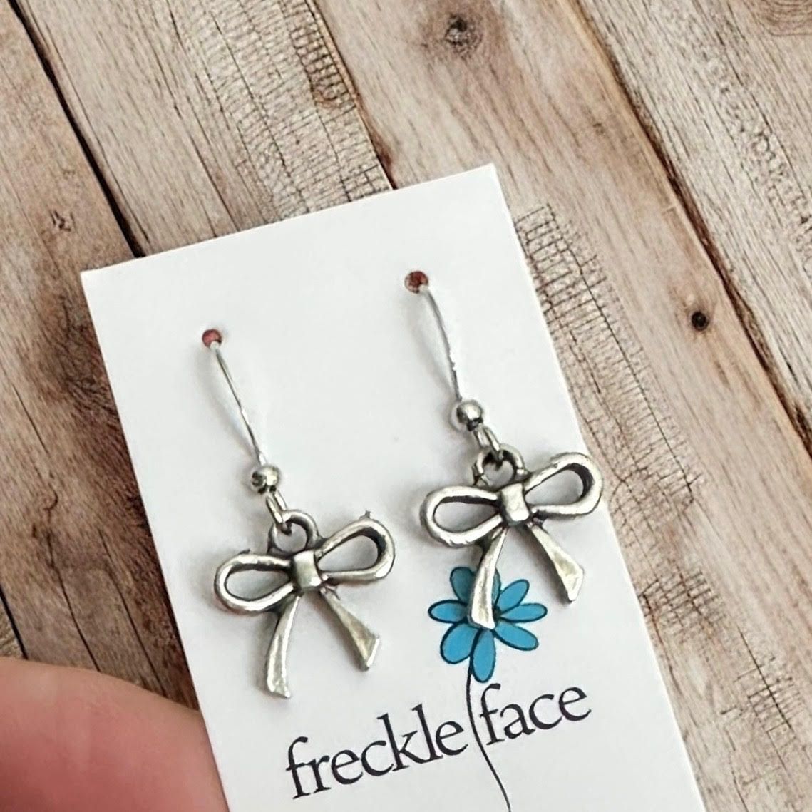 🇨🇦 Bow Earrings