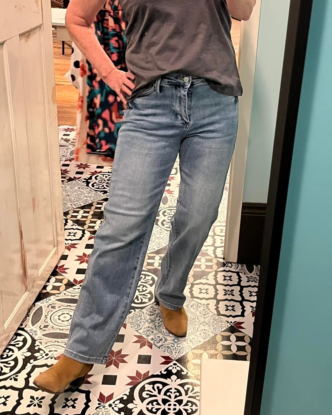 Mid-Rise Vintage Wash, Straight Leg Jean