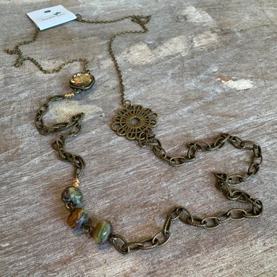 🇨🇦 Vintage Brass &amp; Crystal Necklace