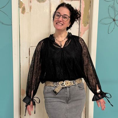 π¨π¦ Lace Satin Ruffled Edge Top