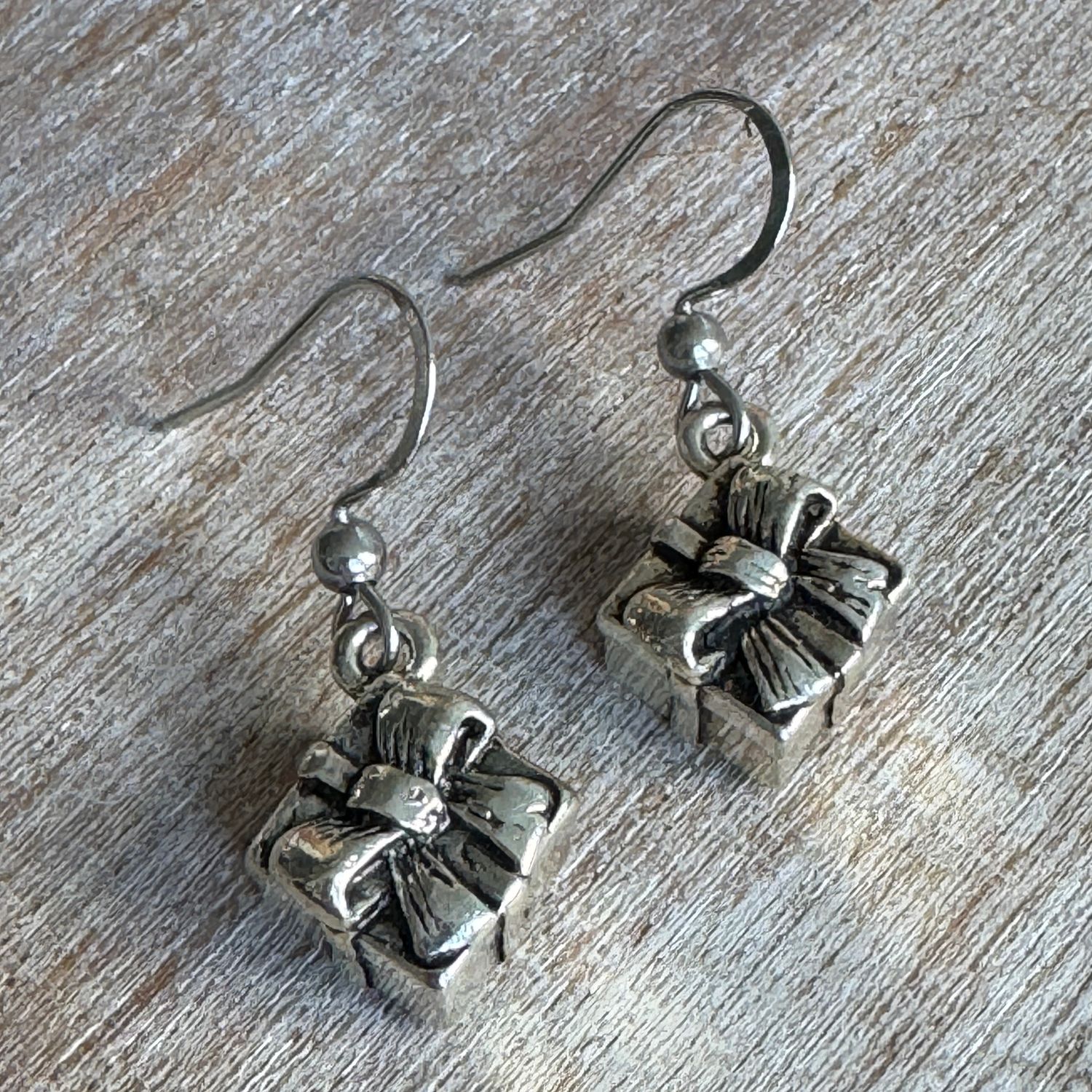 🇨🇦 Holiday Mini Present Earrings