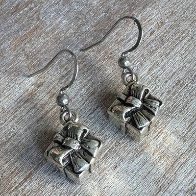 🇨🇦 Holiday Mini Present Earrings