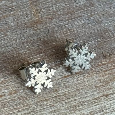 🇨🇦 Mirror Finish Snowflake Studs