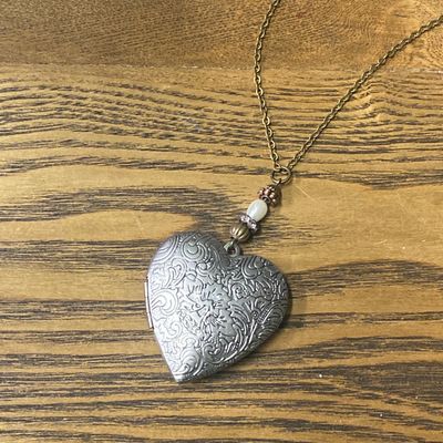 🇨🇦 Vintage Heart Locket w/Pearl